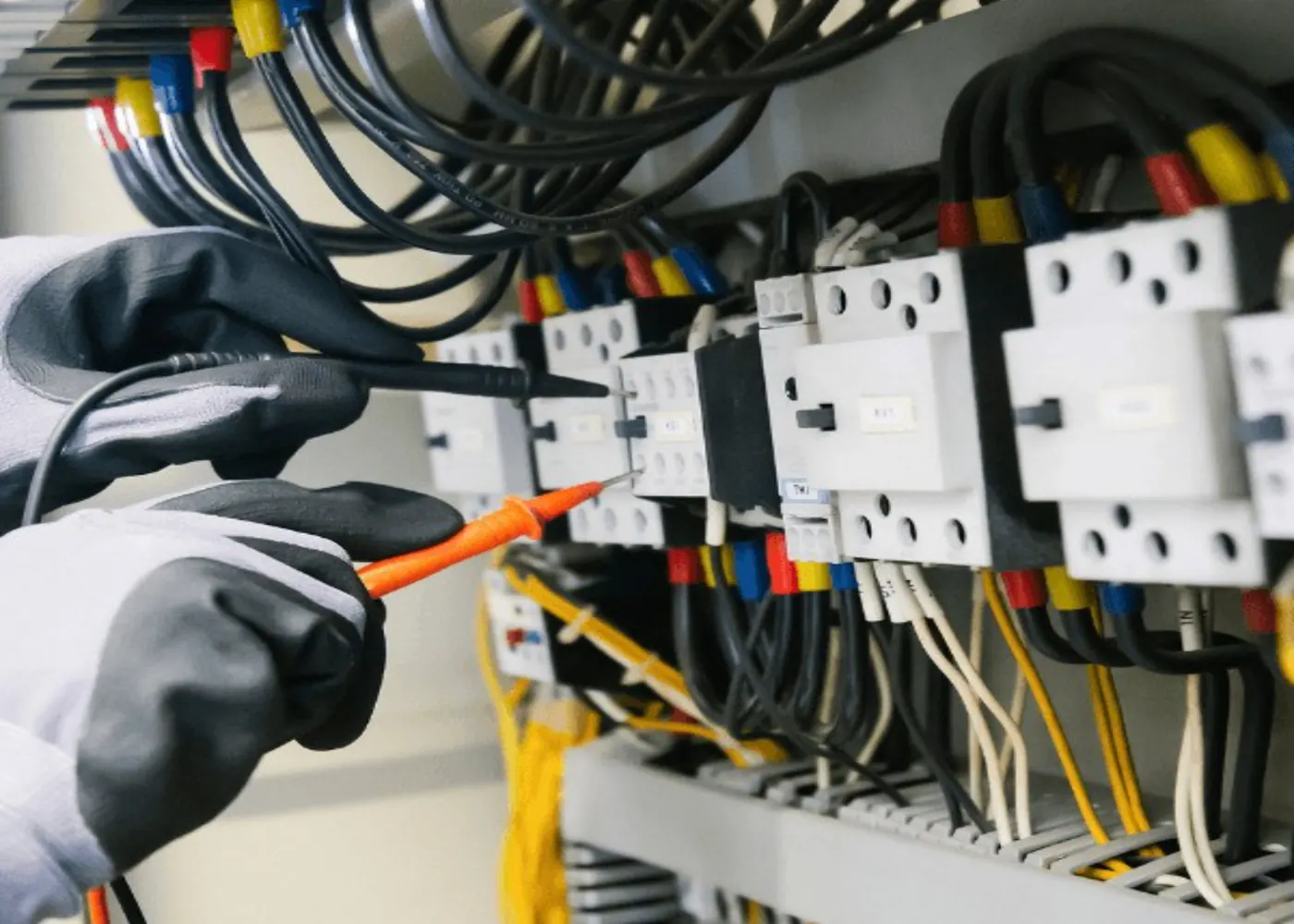 Technicien contrôlant un tableau électrique