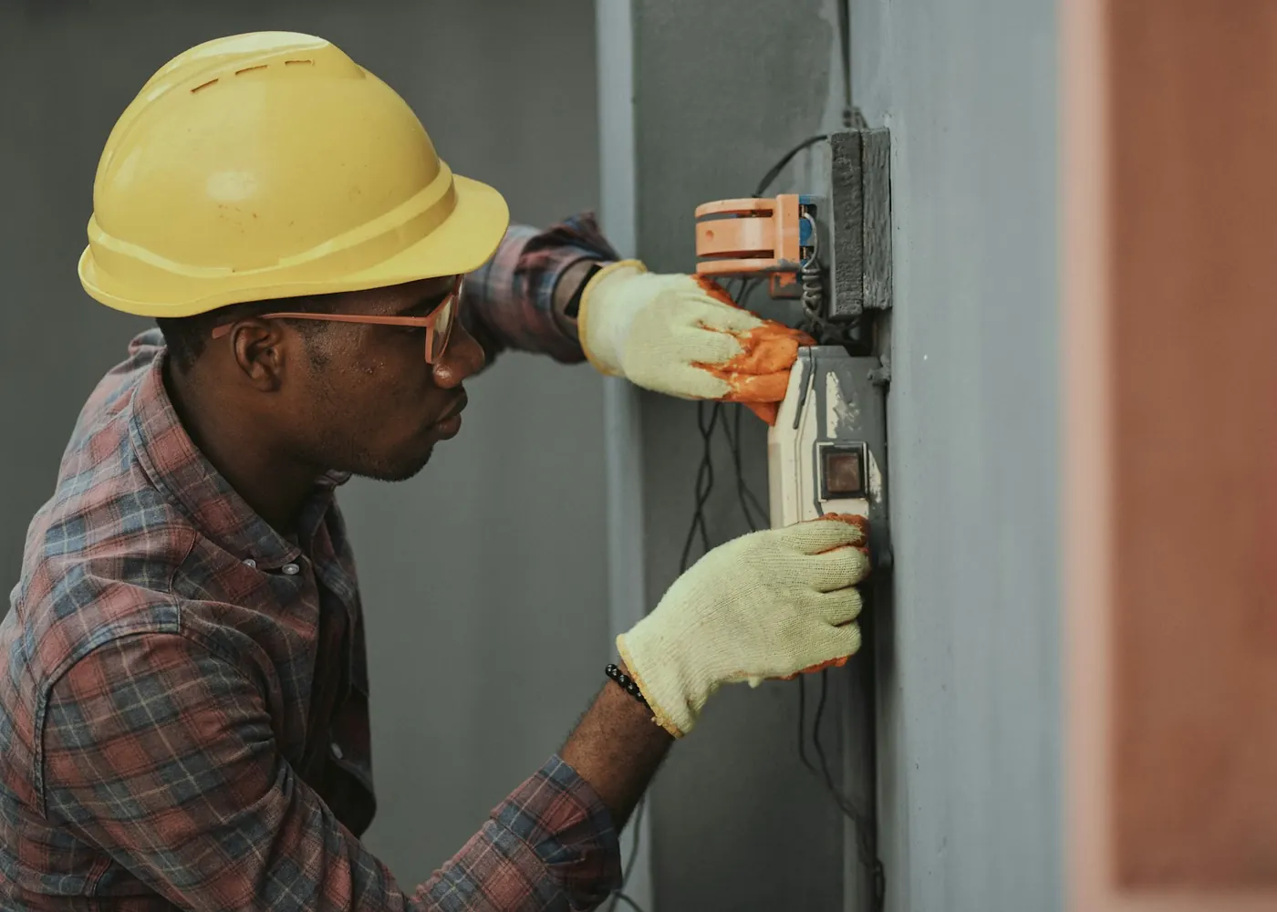 Électricien intervenant sur une installation